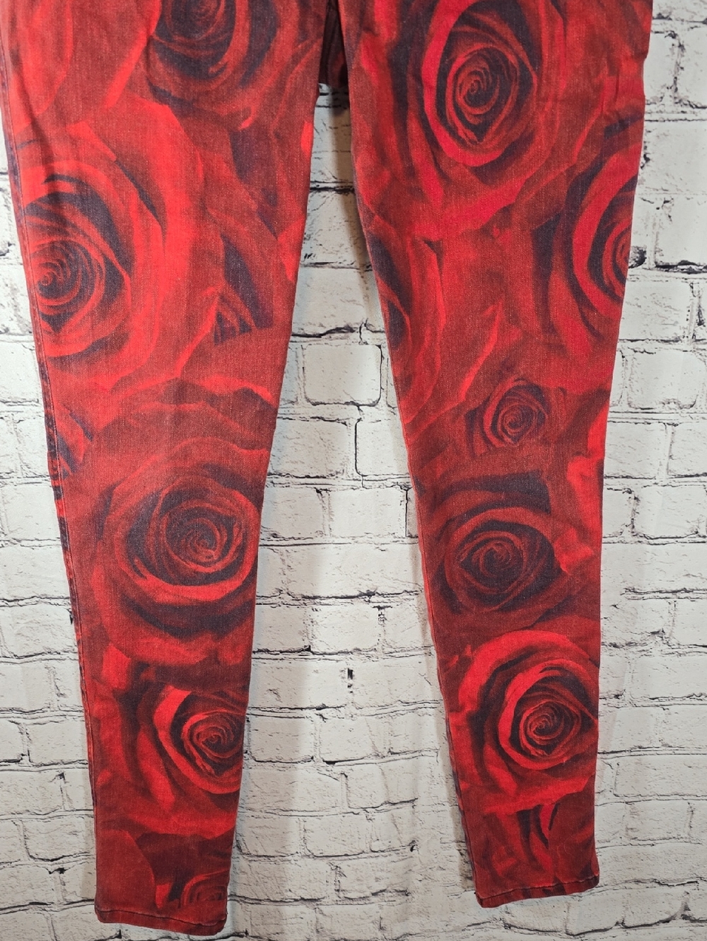Alice + Olivia Red and Black Floral Low-Rise Jeans Size 8 - Picture 7 of 14